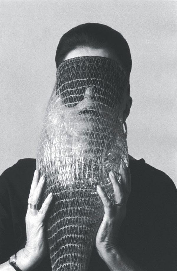 Lygia-Clark-com-a-m_scara-Abismo_-para-exposi_o-no-Pa_o-Imperial_-em-1986-_detail_em